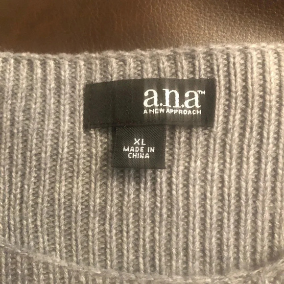 - Ana gray sweater - Picture 3 of 3